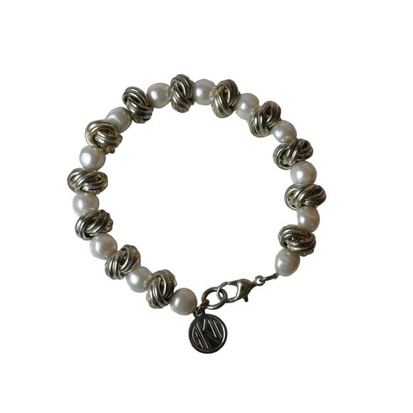90s AK II White Faux Pearls & Silver Tone Love Knots Single Strand Bracelet - Picture 4 of 5